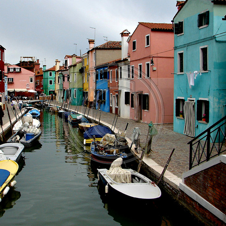 case colorate sul canale      colorful  houses on canal