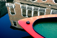 gondola e acqua riflessione       gondola and water reflection