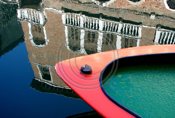 gondola e acqua riflessione       gondola and water reflection